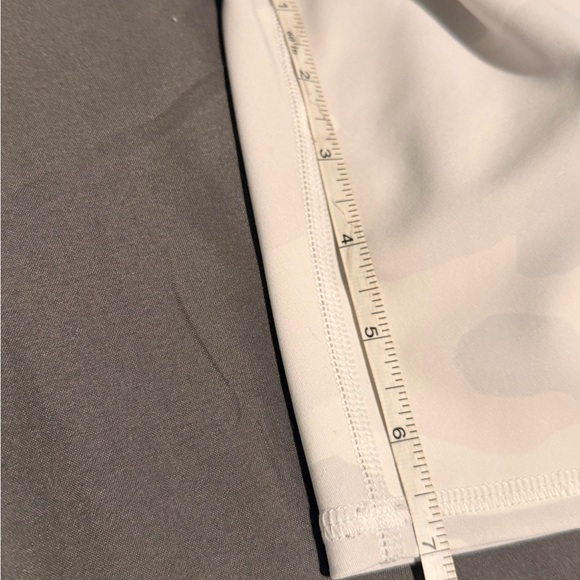 ALO Yoga Women's camo White Bike Shorts - Picture 7 of 7